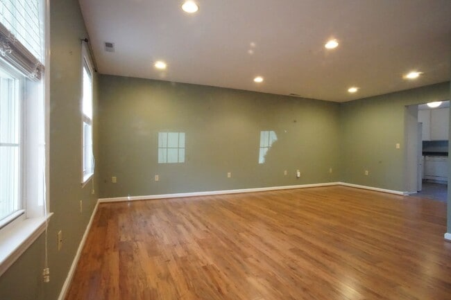 Photo - 4 Bed / 3 Bath.  Pet Friendly.  Reserved Parking. Master on Main.