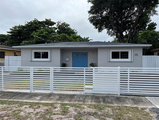 Photo - 550 NE 174th St