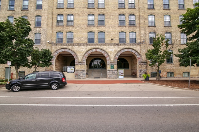 Photo - 940 Monroe Ave NW