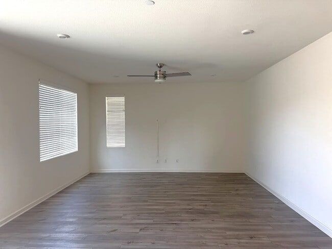 Photo - 1014 W Buttercup Ln