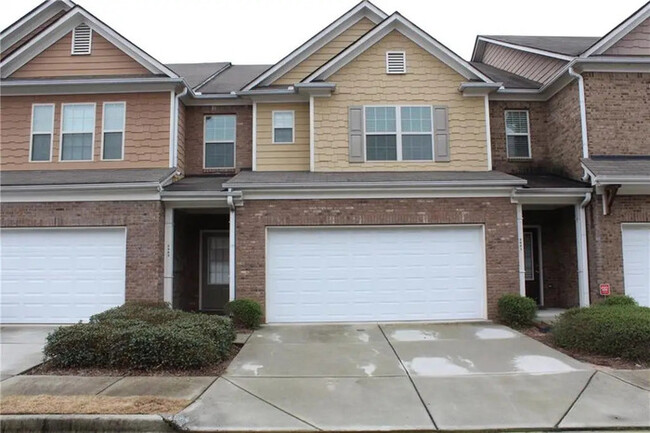 Spacious 3 Bedroom Town Home - Spacious 3 Bedroom Town Home