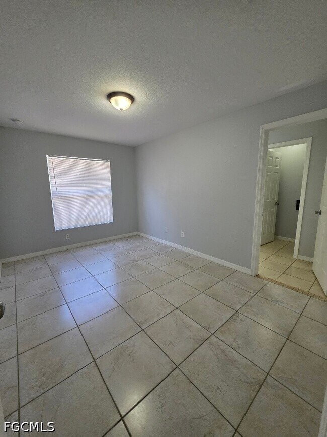 Photo - 332 Rogen St