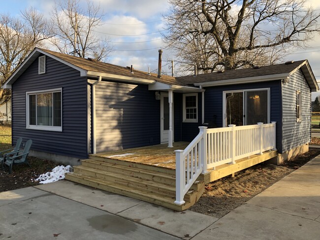 Back Deck - 207 Evans Ave