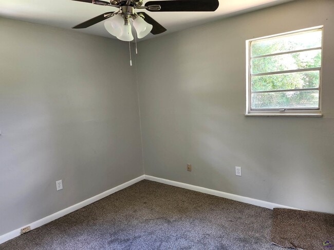 Photo - 215 Palomino Ln