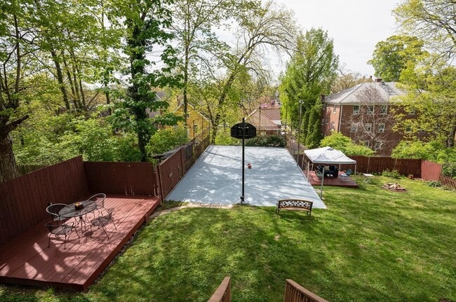 huge backyard with a basketball court - 1211 Isis Ave Unit 2