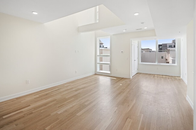 living room. cathedral ceilings - 808 N 2nd St Unit 402