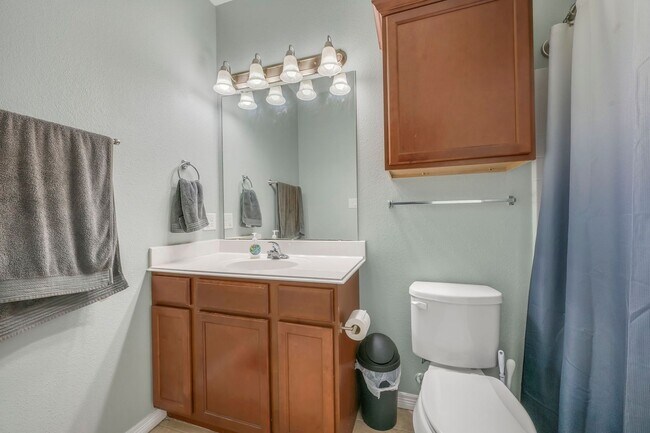 Photo - August 2026 Pre-Lease 4 bed Lakeridge - NO CARPET!