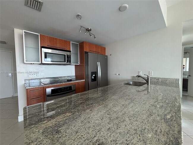 Building Photo - 185 SW 7th St Unit 2904 Rental