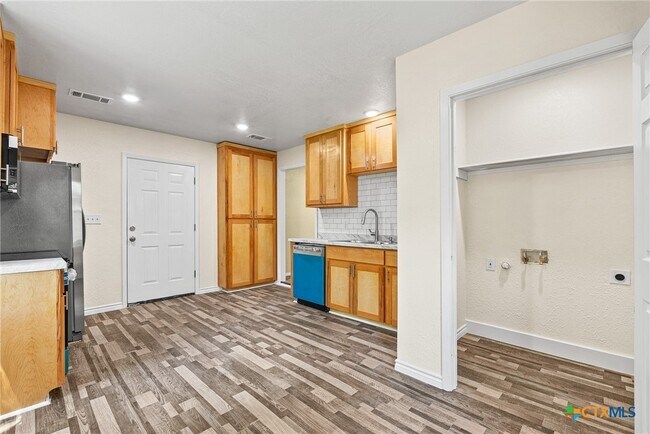 Photo - 906 Attas Ave