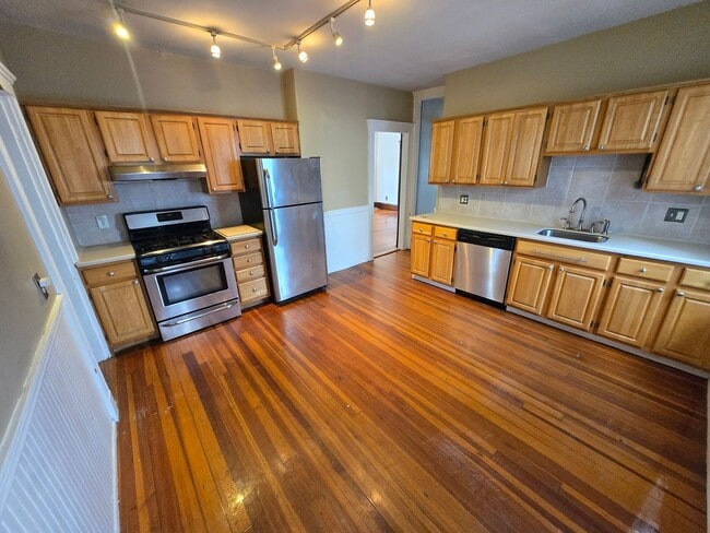 Building Photo - Location Location with this Versatile 2 Bd... Unit 3 Rental