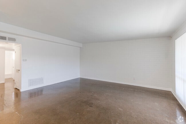 2BR, 2BA - 910SF - Living Room - U Apartments @ Melrose