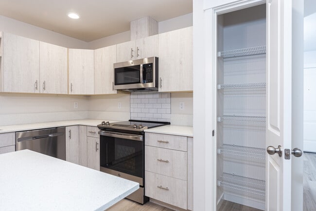 Cocina con despensa - West Harbor Apartments