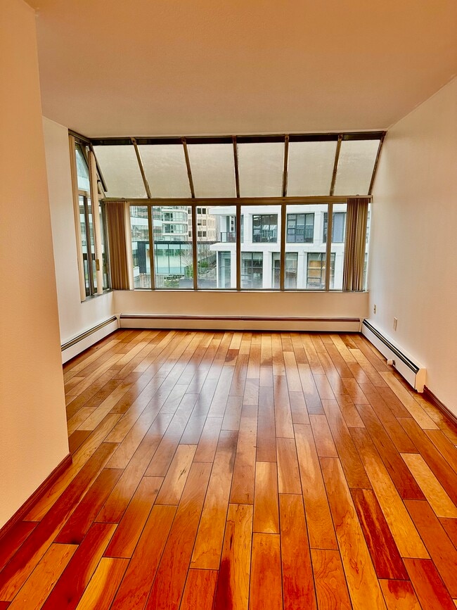 Building Photo - 950 Drake St