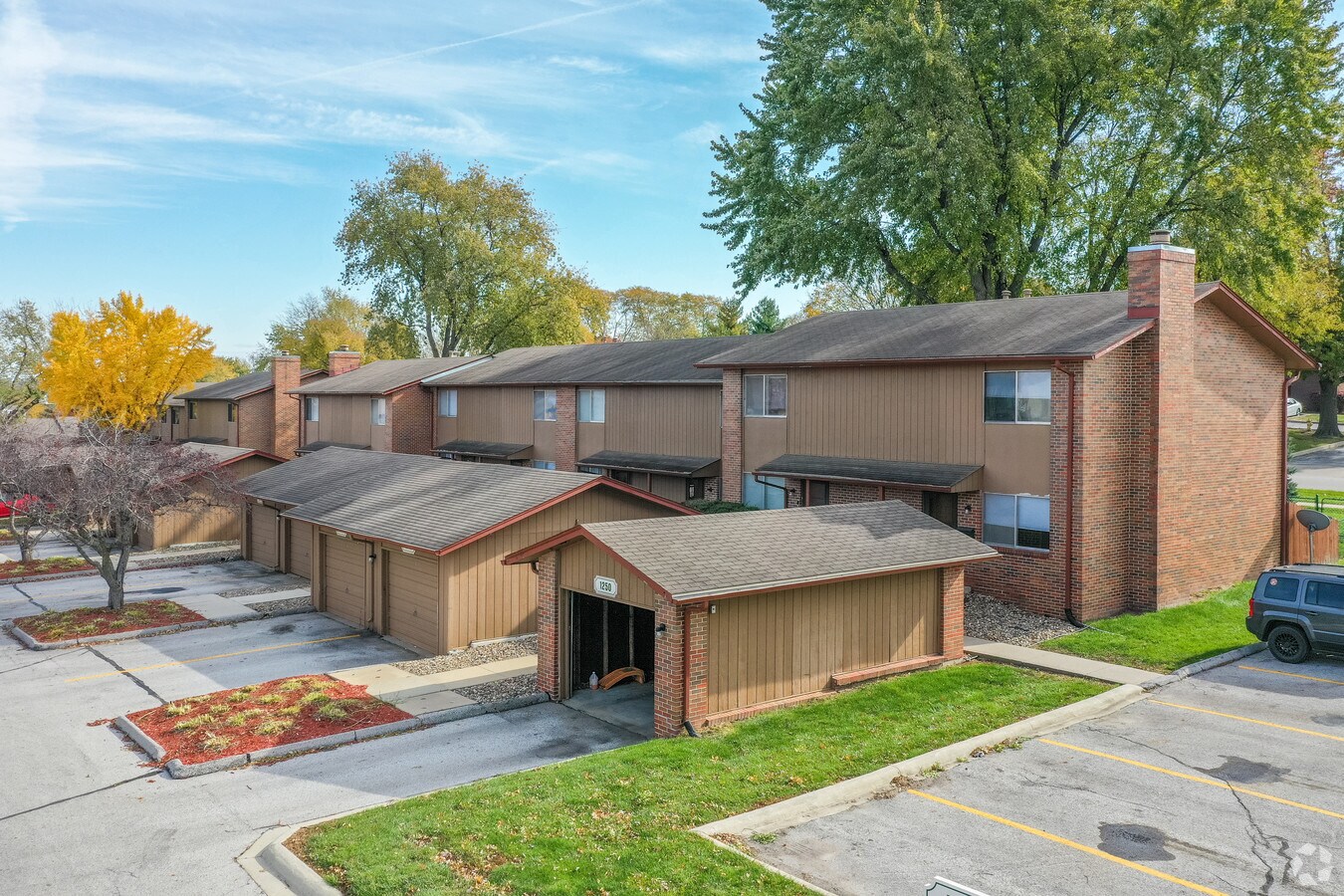 Country Club Village Townhomes - Country Club Village Townhomes