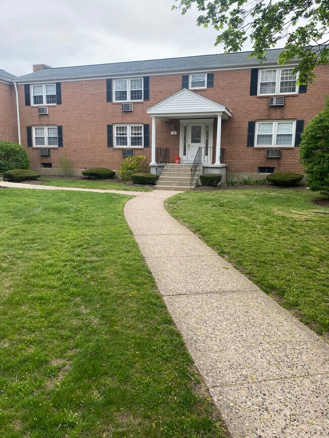 39 Brewster Rd Apartments For Rent in Glastonbury, CT