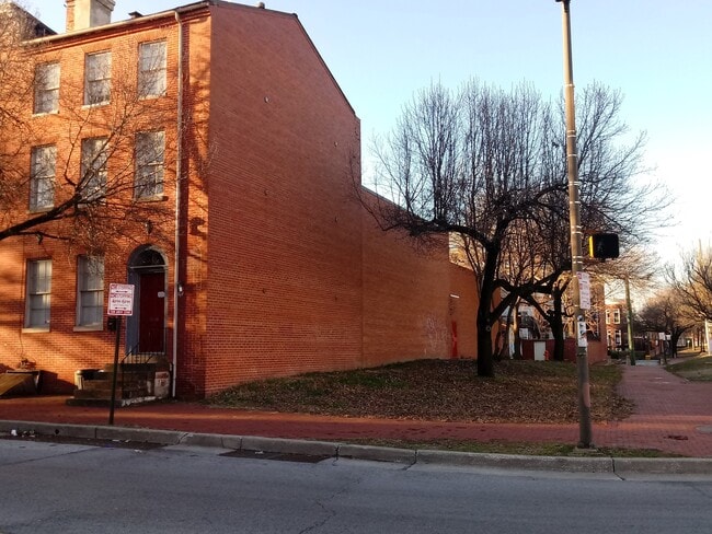 Building Photo - 816 W Lombard St