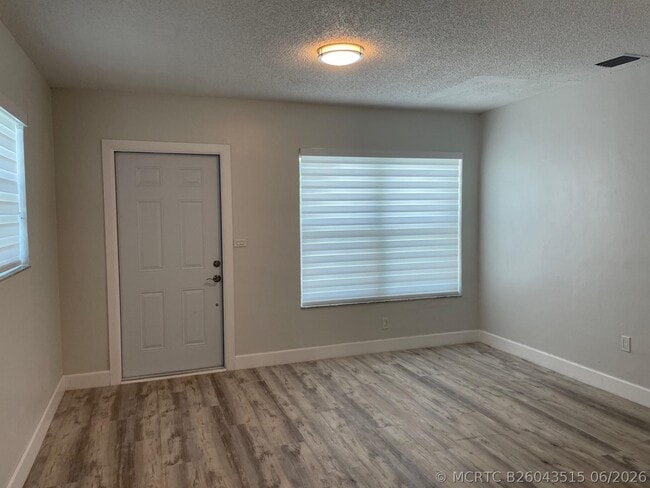 Photo - 630 N 69th Ave