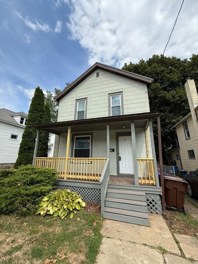 Nicely updated and spacious 3 bedroom hous... - Nicely updated and spacious 3 bedroom hous... Casa