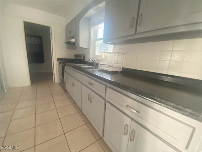 Photo - 221 Redcliff Ave