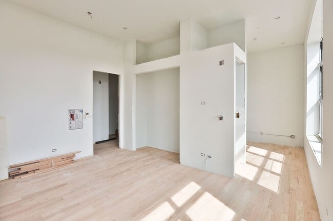 Photo - Brand New Jr 1 Bed in Wicker Park. 12' Cei... Unit 202
