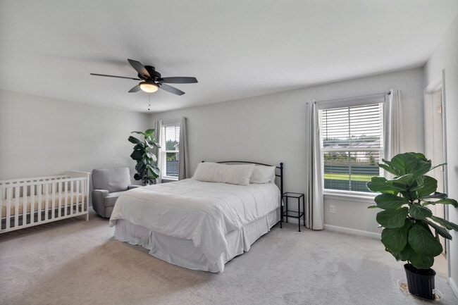 Photo - Lovely 4 Bedroom, 2 bath home in The Commons, Richmond Hill