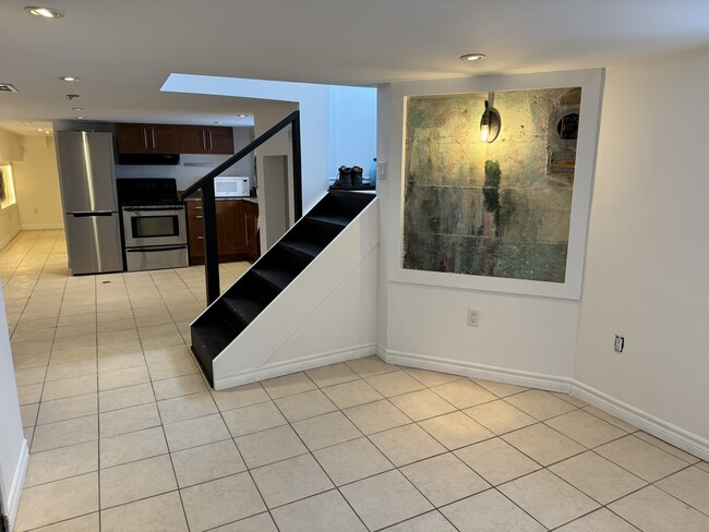 Building Photo - 2A Tiverton Av