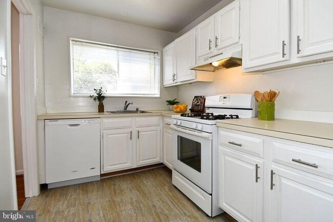 Building Photo - 10637 Montrose Ave Unit 204
