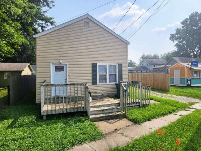 Photo - 103 Railroad St SE