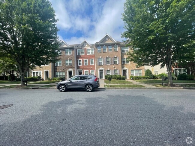 Building Photo - This Stunningly Tri-Level Town Home is Loc...