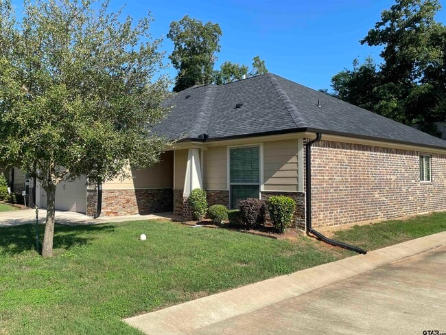 Photo - 815 E Grande Blvd