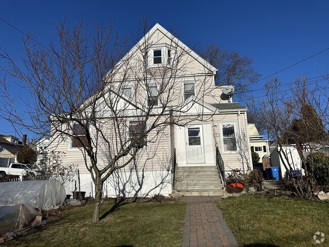 Building Photo - 45 Pleasant St Unit 2 Rental