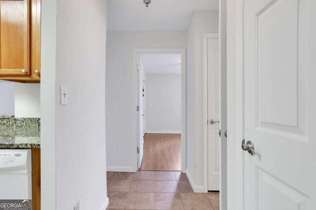 Photo - 300 Johnson Ferry Rd Unidad B1002