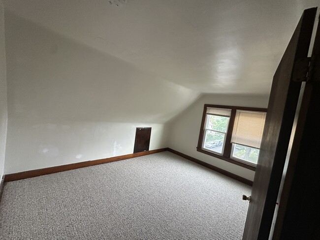 Building Photo - 1304 W 102nd St Unit 3rd floor