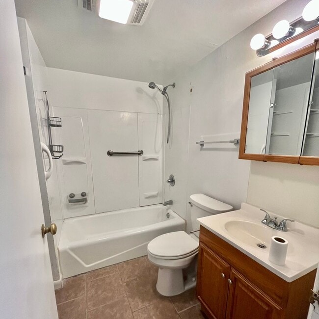 Building Photo - 118 Grove St Unit A