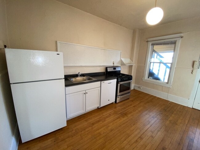 Upper level Corner Unit 1 Bed 1 Bath near Lake of the Isles and Walker Art Center!
Description