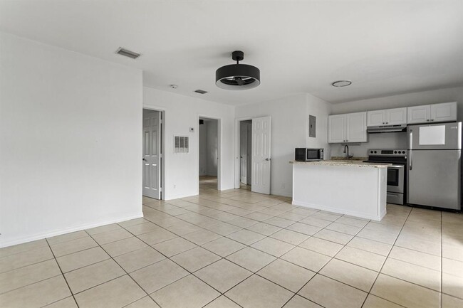 Building Photo - 709 SW 13th Ave Unit 3