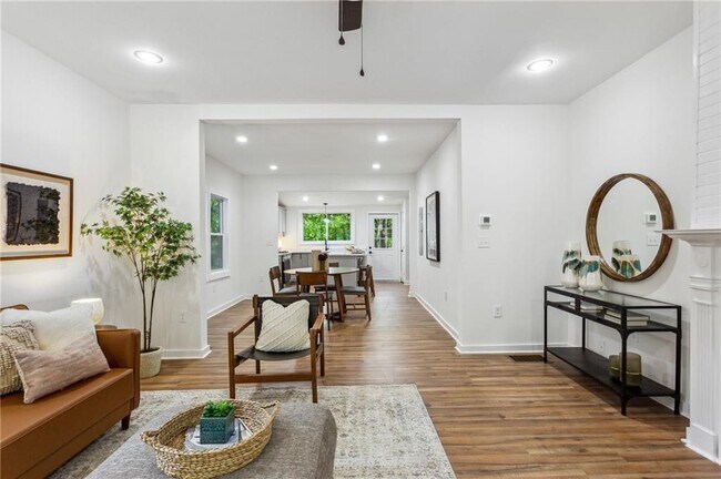 Photo - 698 Garibaldi St SW