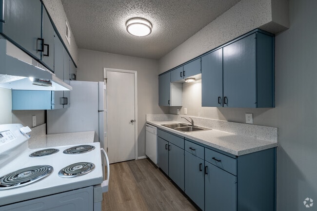 2BR, 1BA - 820SF - Kitchen