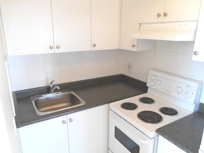 Photo - Danforth & Victoria Park Apartments Unit Bachelor