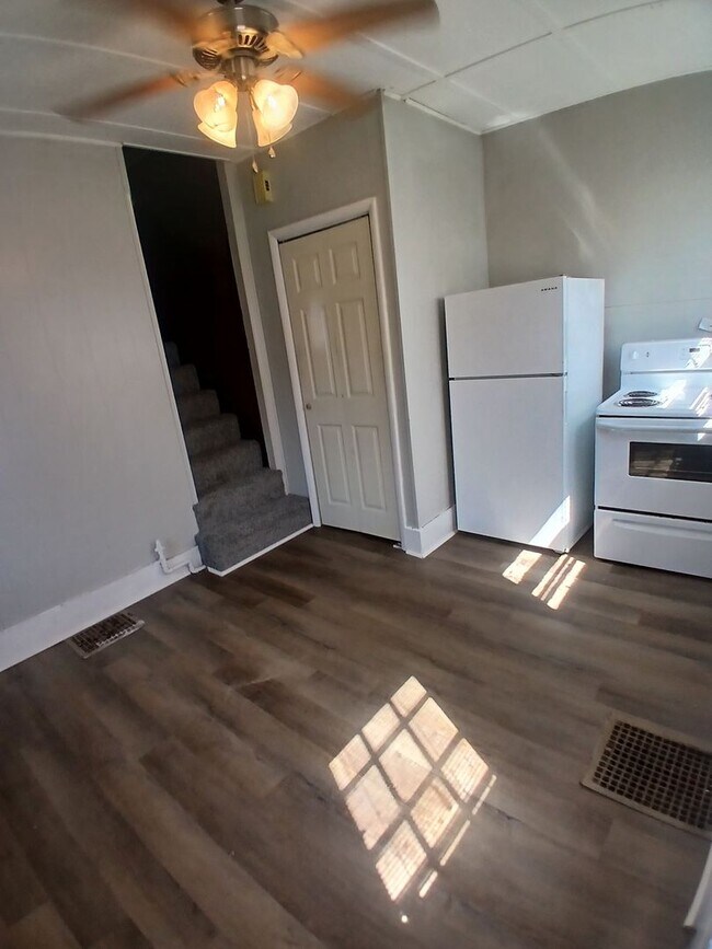 Photo - 1719-1719 1/2 W Adams St Unit 1719 1/2 W Adams St.