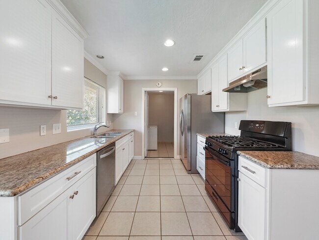 Photo - 1115 W 31st St