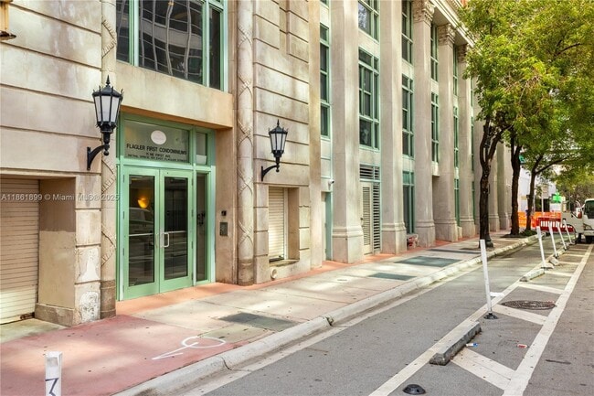 Building Photo - 111 E Flagler St Unit 501 Rental