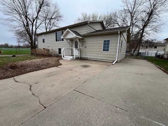 Photo - 4 Bed/2 Bath Rental Home with Fenced in Yard!