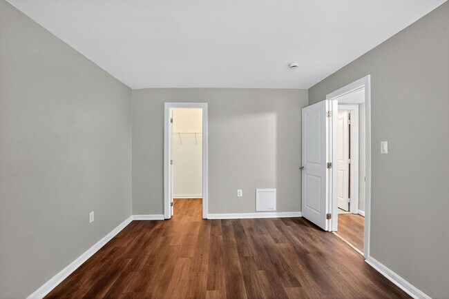 Photo - Modern 2-Bedroom Apartment with In-Unit La... Unidad 101