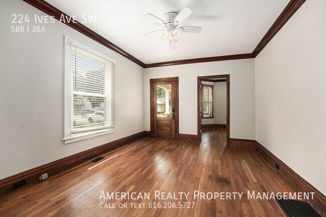 Photo - 224 Ives Ave SW