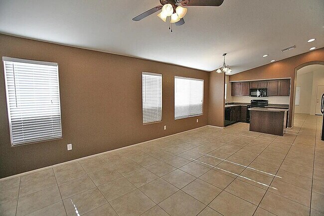SPACIOUS 4-BEDROOM HOME IN PEORIA CUL-DE-SAC