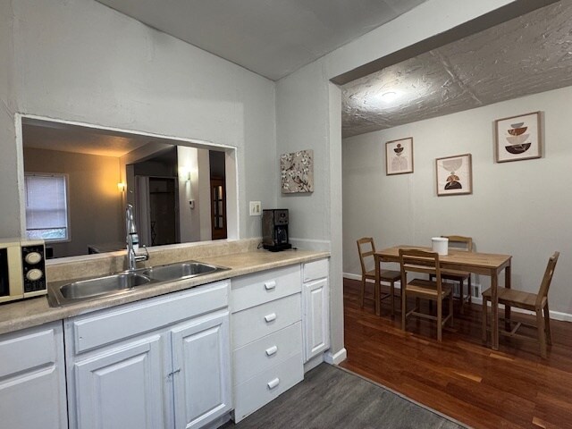 Área de comedor - 2259 Potomac Ave Unidad Lower furnished