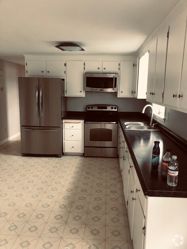 Building Photo - 52 Hutchinson St Unit 2 Rental