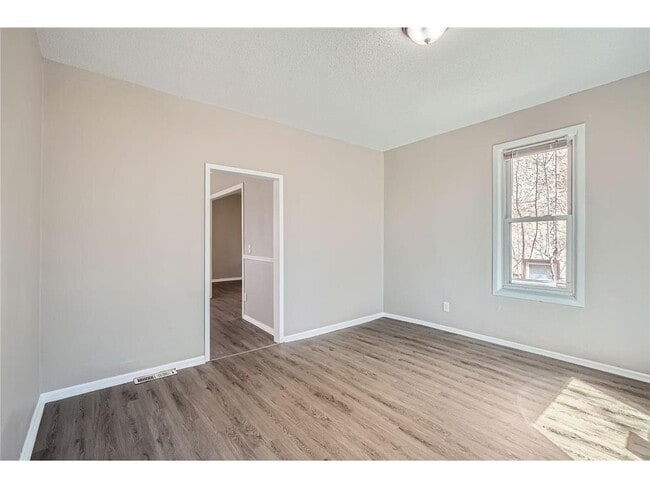 Photo - 707 Jenks Ave E