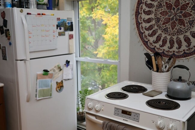 Building Photo - 3 Bedroom with Laundry and Off Street Park... Unit 411 Rental